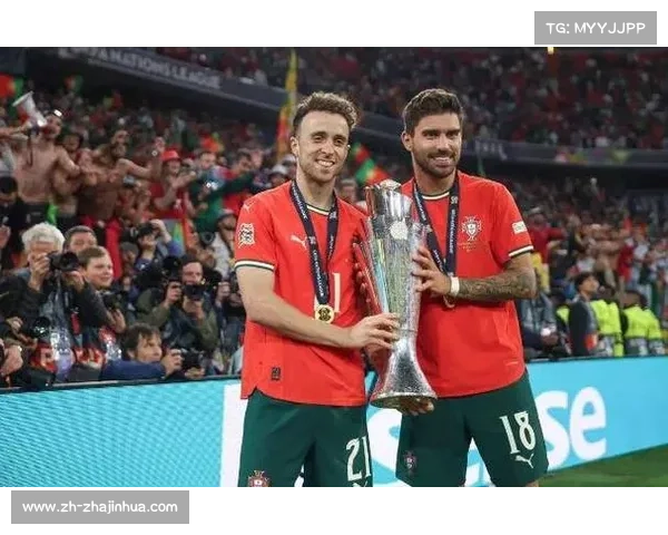 内维斯绝杀瞬间亲吻21号球衣双手指天深情致敬队友若塔